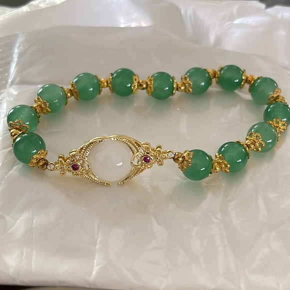 Beautiful Beautiful bracelet. Color white and gold. - Picture 1 of 5